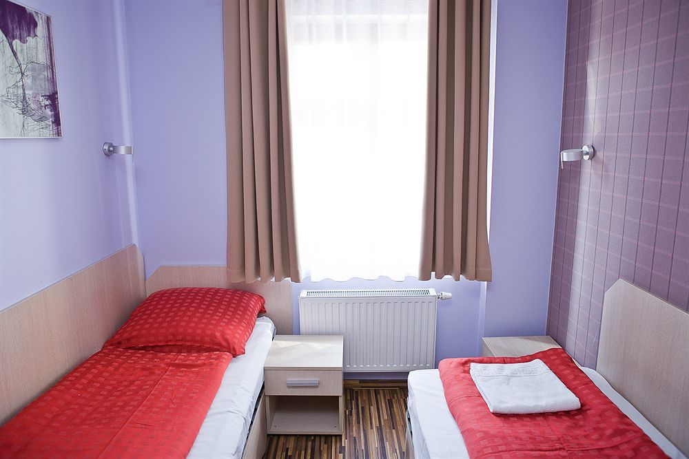 Great Polonia Dwarf Wroclaw Bed & Breakfast Exterior photo