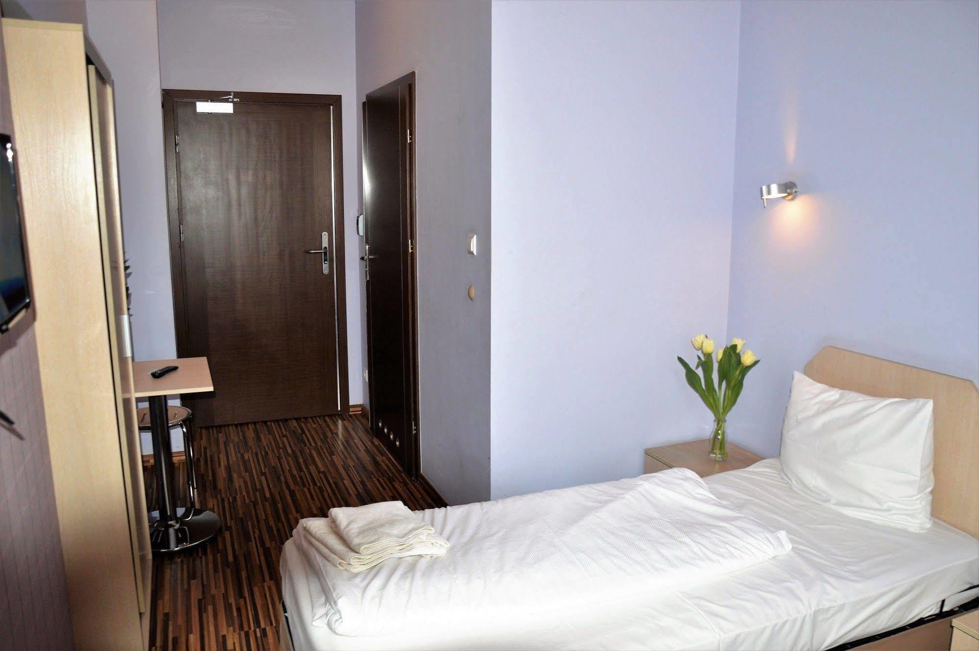 Great Polonia Dwarf Wroclaw Bed & Breakfast Exterior photo